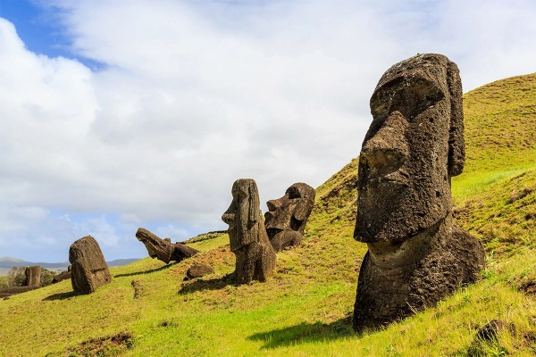 Статуи моаи на острове Пасхи. Согласно последним исследованиям, древние рапануйцы верили, что они могут помочь повысить урожайность земель