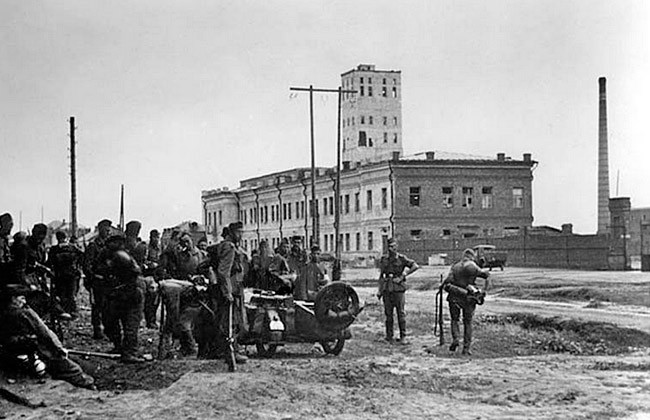 Немцы у здания пивзавода (ул. Машиностроителей), 1942 г.