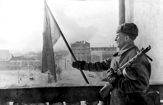 Красный флаг над гостиницей «Воронеж». 25 января 1943 год.