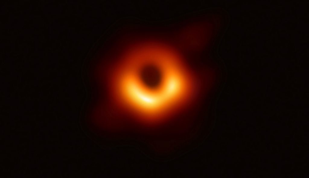 Первое фото черной дыры, сделанное в 2019-ом году. На нем изображена сверхмассивная черная дыра галактики M87
