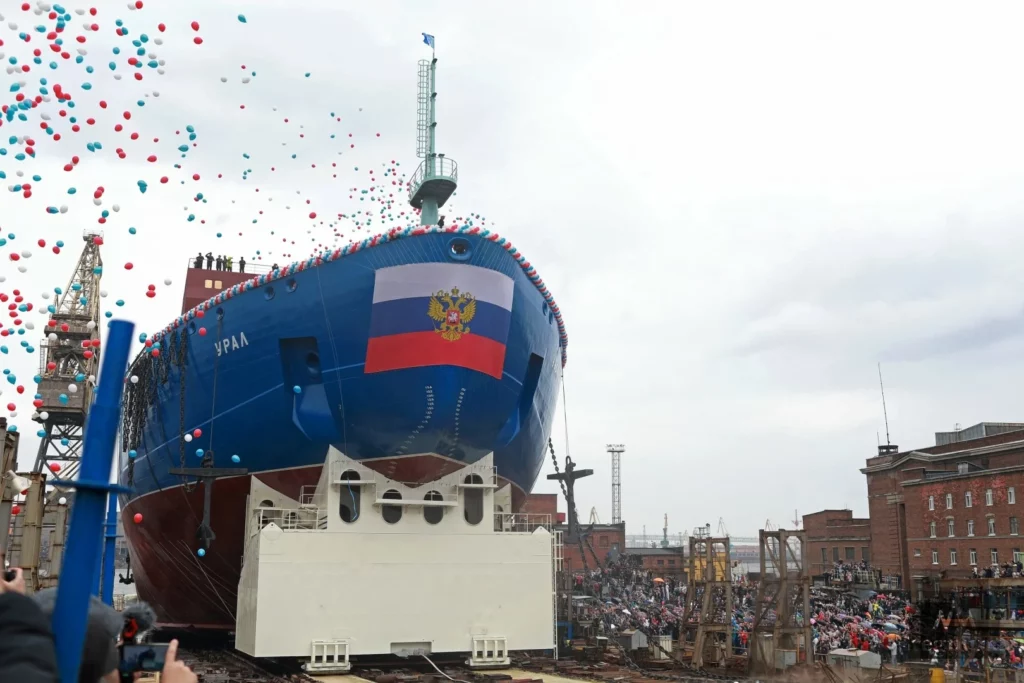 Флаг-триколор на корпусе корабля "Урал", построеный российскими гражданами-корабелами.